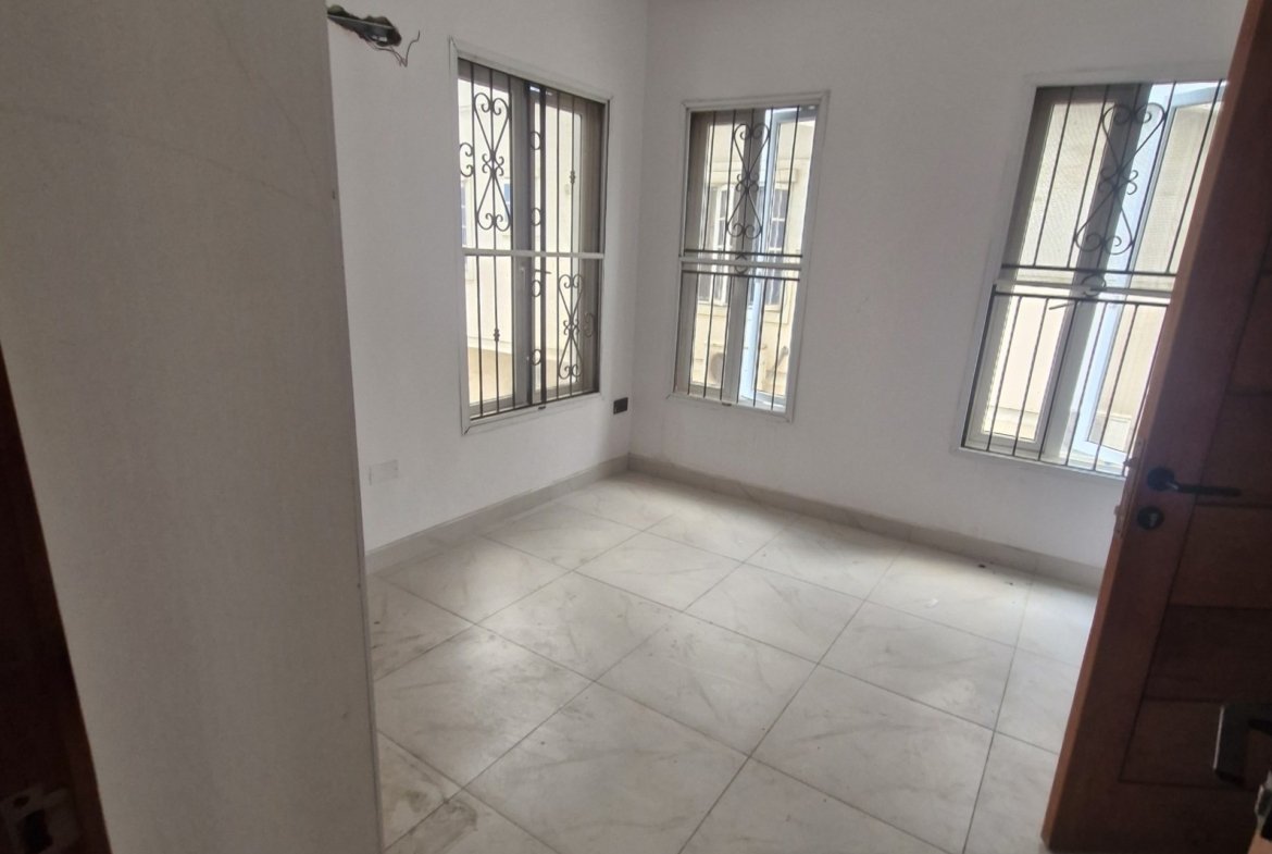 5 Bedroom Maisonette with Home Office/Study for Sale