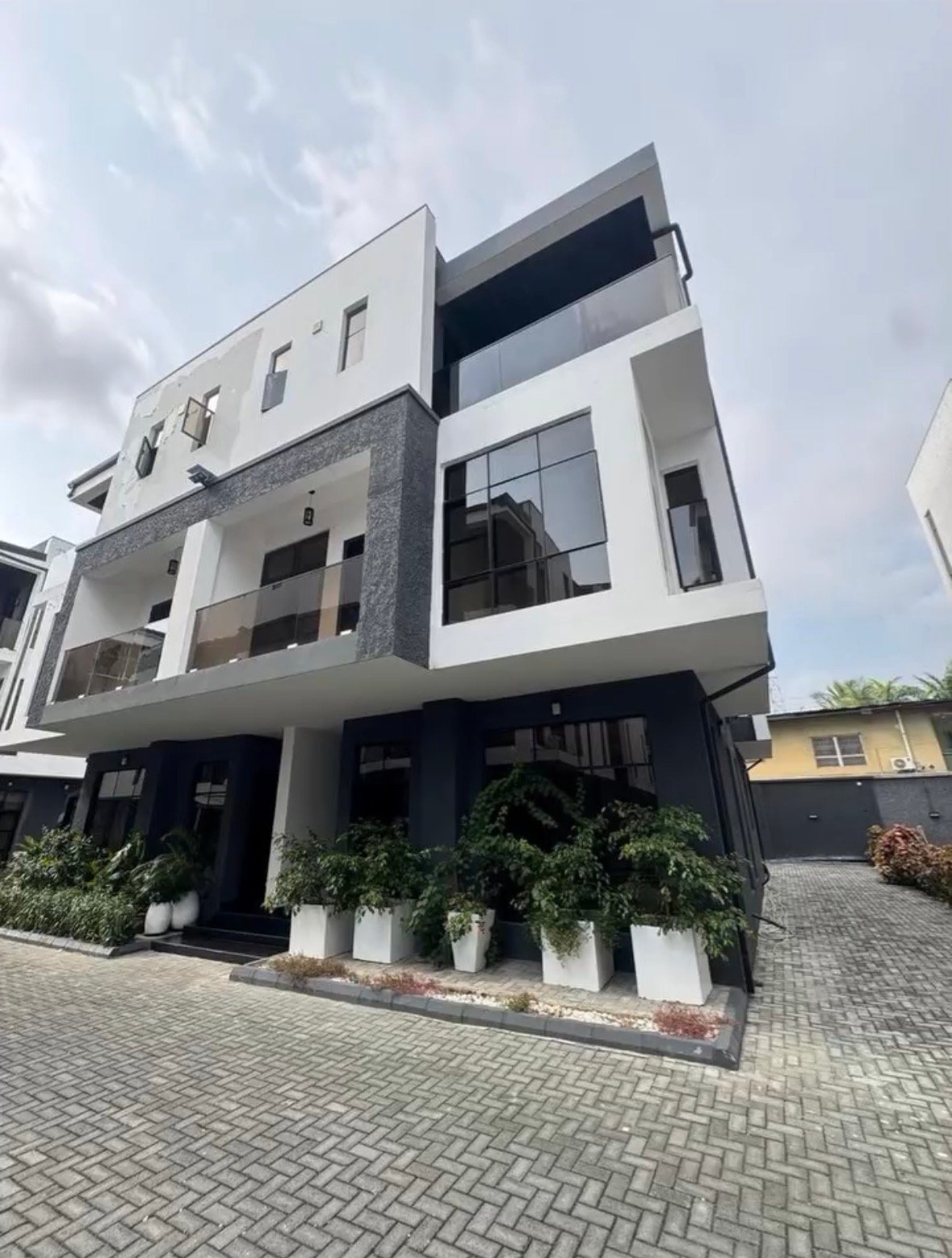 4 Bedroom Semi Detached Duplex for Sale in Victoria Island (VI) 4 Bedroom Semi Detached Duplex for Sale in Victoria Island (VI)